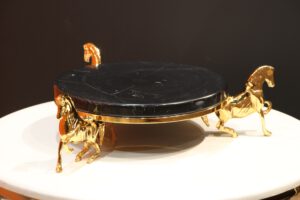 استند شیرینی خوری سه اسب نشسته مجسمه در طراحی داخلی گونای هوم