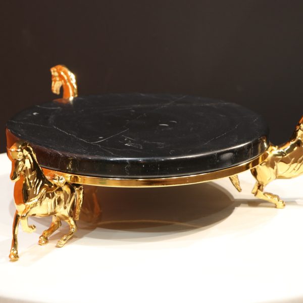 استند شیرینی خوری سه اسب نشسته مجسمه در طراحی داخلی گونای هوم